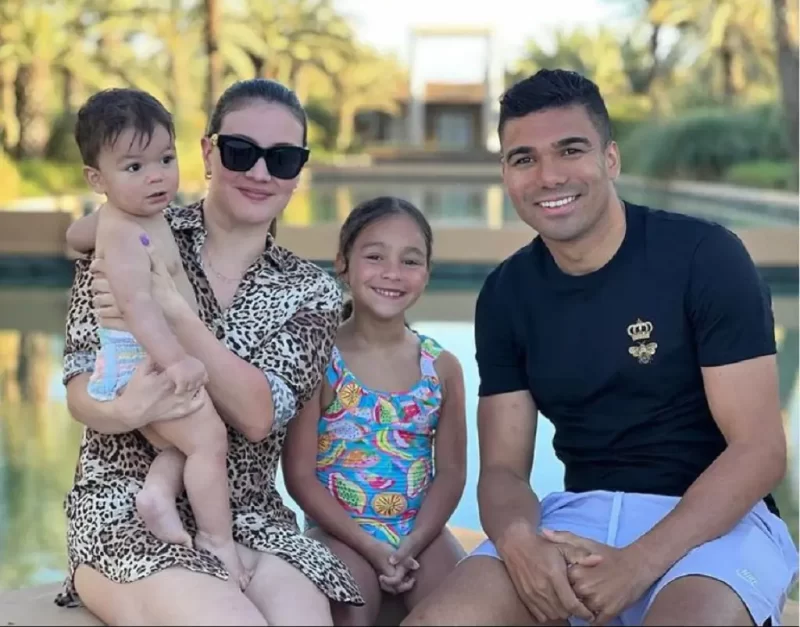 Casemiro cùng vợ Anna và hai con của anh ta đang ở khách sạn trong thời gian tìm nhà mới