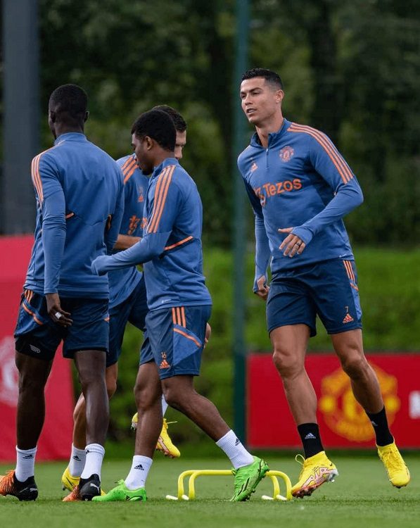 Ronaldo tập luyện cùng các cầu thủ đội 1 