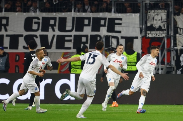 Napoli thắng Frankfurt với tỉ số 2-0