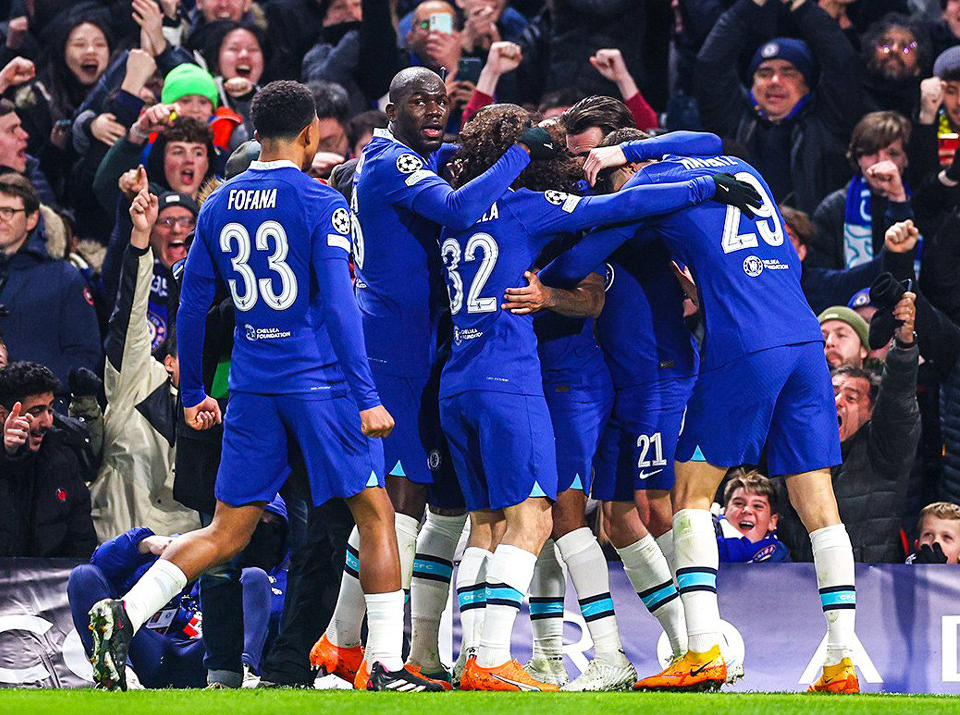 Chelsea tiến thẳng vào tứ kết Champions League