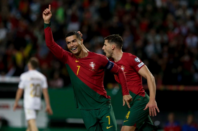 Ronaldo lập cú đúp trong trận Bồ Đào Nha thắng 4-0