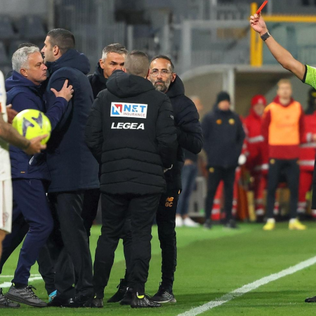 HLV Mourinho nhận thẻ đỏ, Roma thua đội bét bảng 01/3
