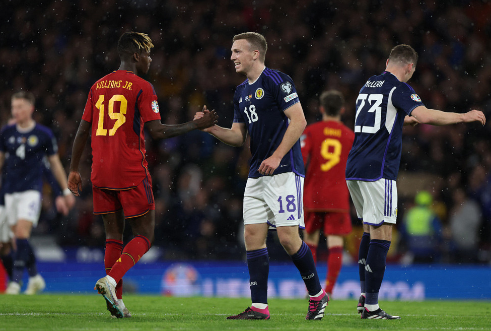 Scotland thắng Tây Ban Nha 2-0