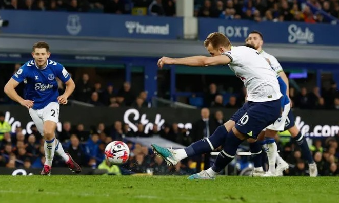 Kane thực hiện thành công pha phạt đền mở tỷ số cho Tottenham