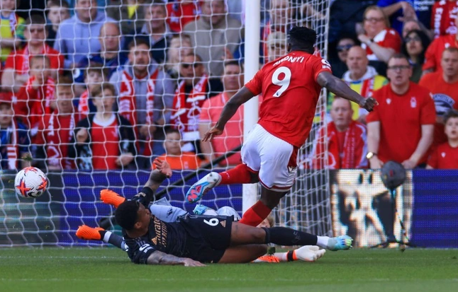 Awoniyi ghi bàn mở tỷ số cho Nottingham