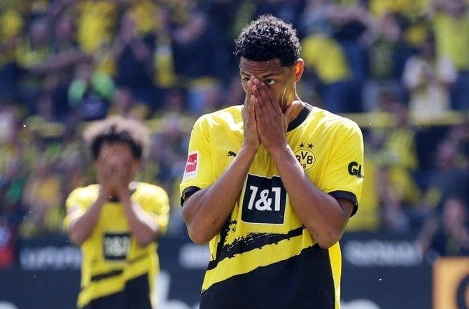 Haller hóa tội đồ khi bỏ lỡ cơ hội ghi bàn cho Dortmund trên chấm 11m
