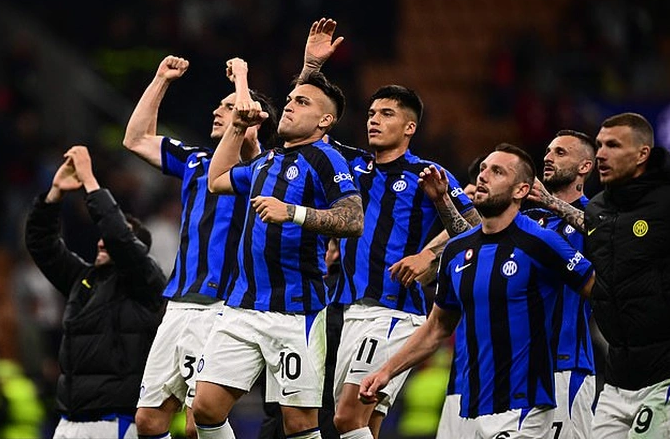 Inter Milan đặt một chân vào chung kết Champions League