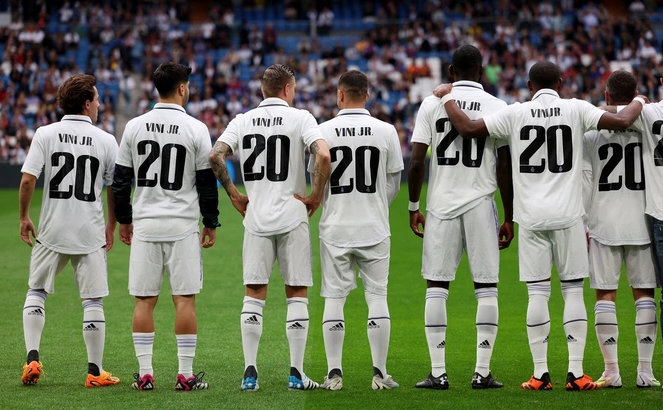 Các cầu thủ Real Madrid mặc áo số 20 thể hiện sự ủng hộ Vinicius