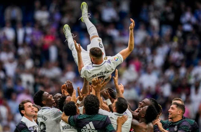 Các cầu thủ Real Madrid tung hô Benzema sau trận đấu