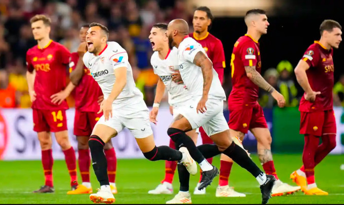 Các cầu thủ Sevilla ăn mừng sau loạt sút luân lưu